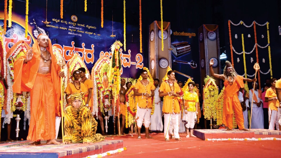 Dharege Doddavaru: Neelagaras’ procession steals the showha