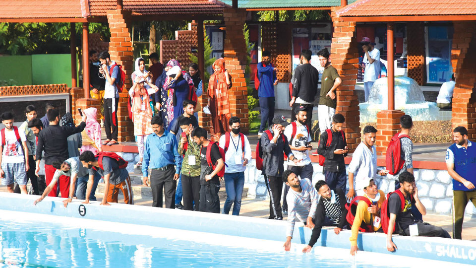 Students tour Sri Ramakrishna Ashram and Mysore Palace