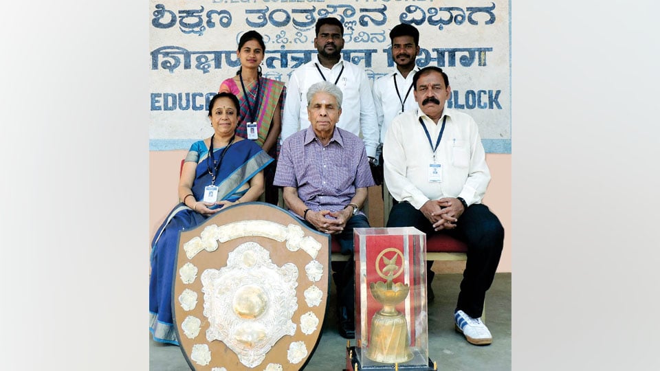 Bag prizes in State-level Folk song competition