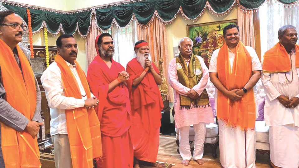 RSS Chief Mohan Bhagwat seeks Seers’ blessings