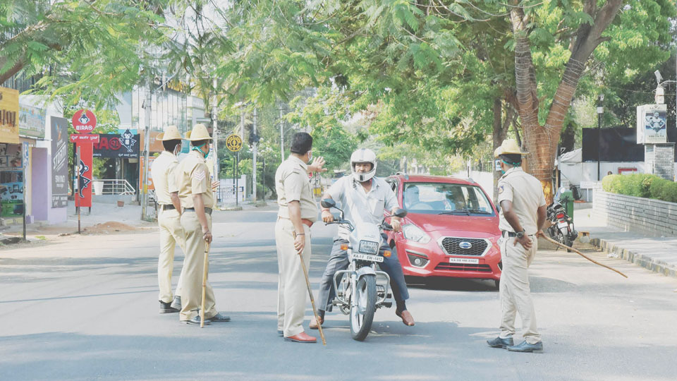 Lathi-wielding Cops patrol Mysuru