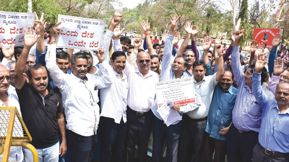 Distributors stage protest demanding ban on online trading