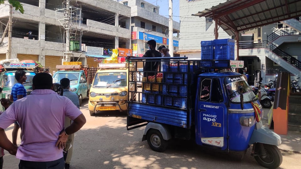 Mysuru APMC brokers distribute vegetables for free at Janatanagar