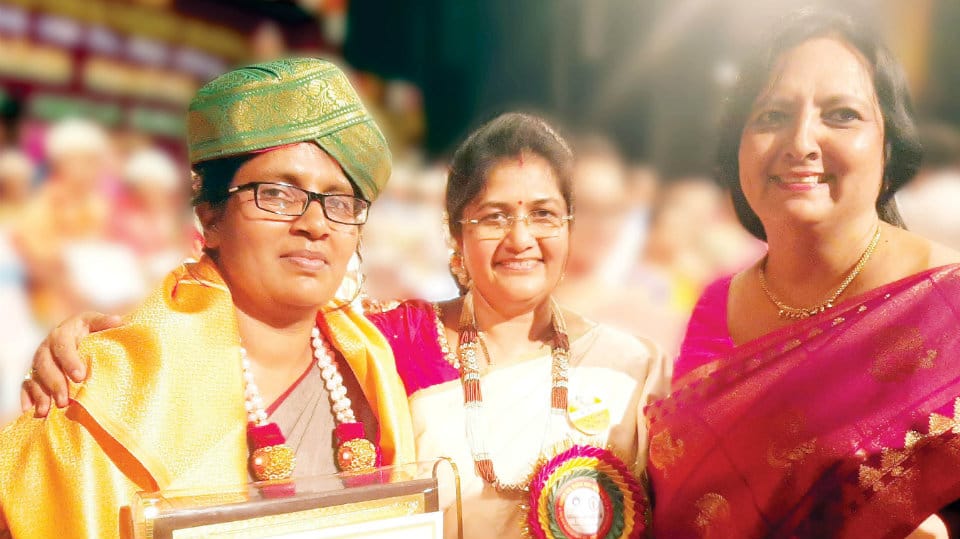 Hootagalli Govt. School Teacher receives State Award