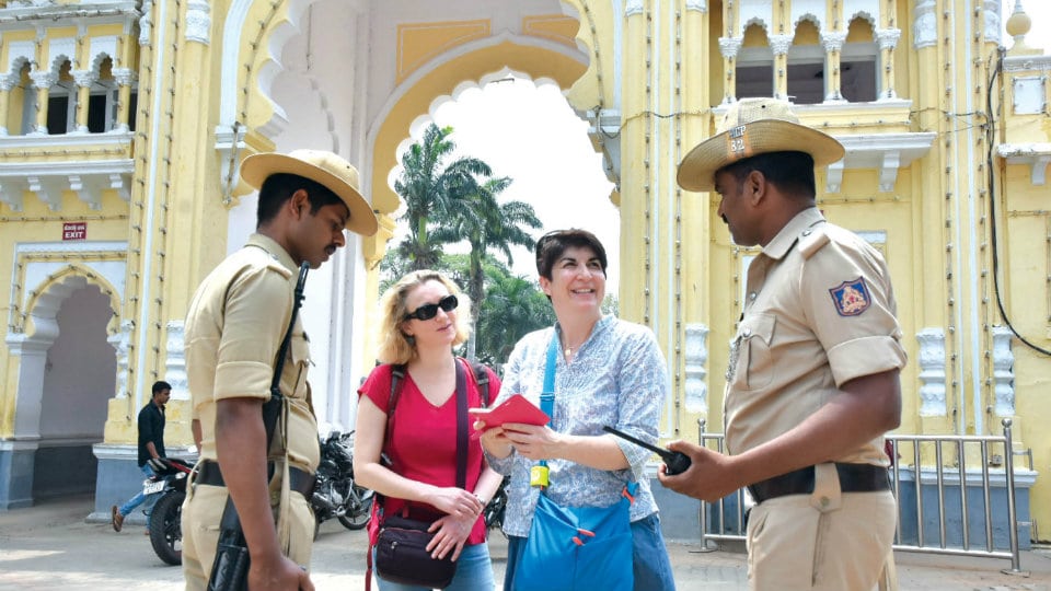 Free masks to foreign tourists at Palace