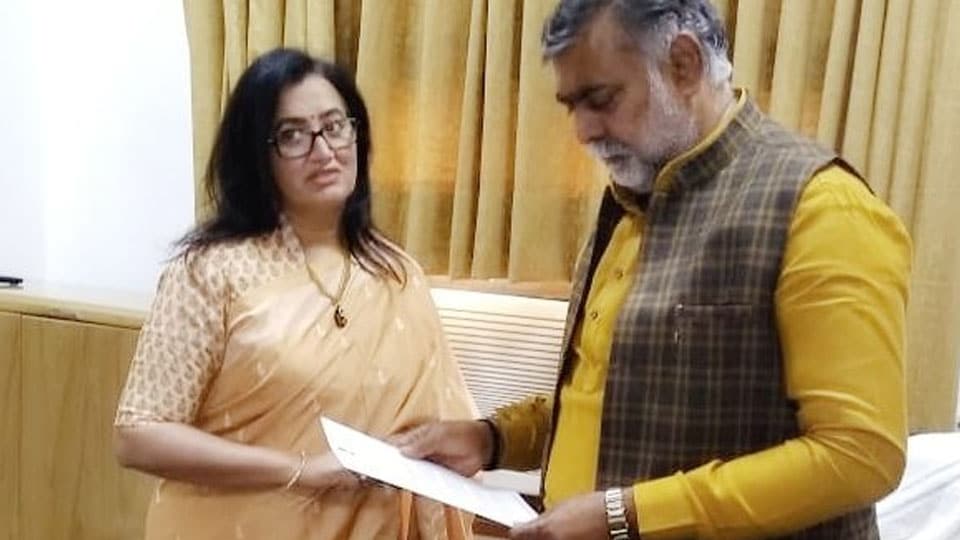 MP Sumalatha meets Union Minister