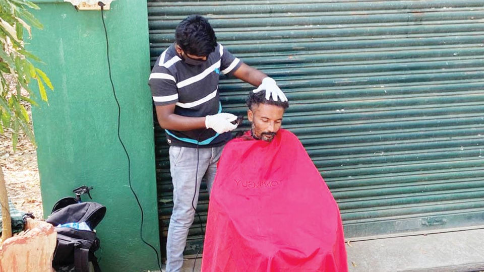 Barbers offer home service to stay afloat amid Coronavirus