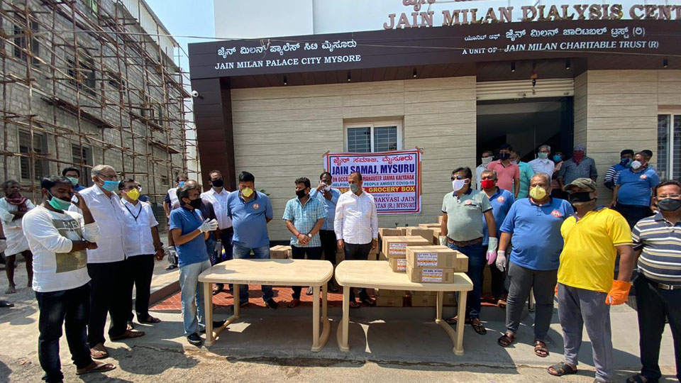 Sri Sthankvasi Jain Yuva Sanghtan distributes grocery kits to the needy