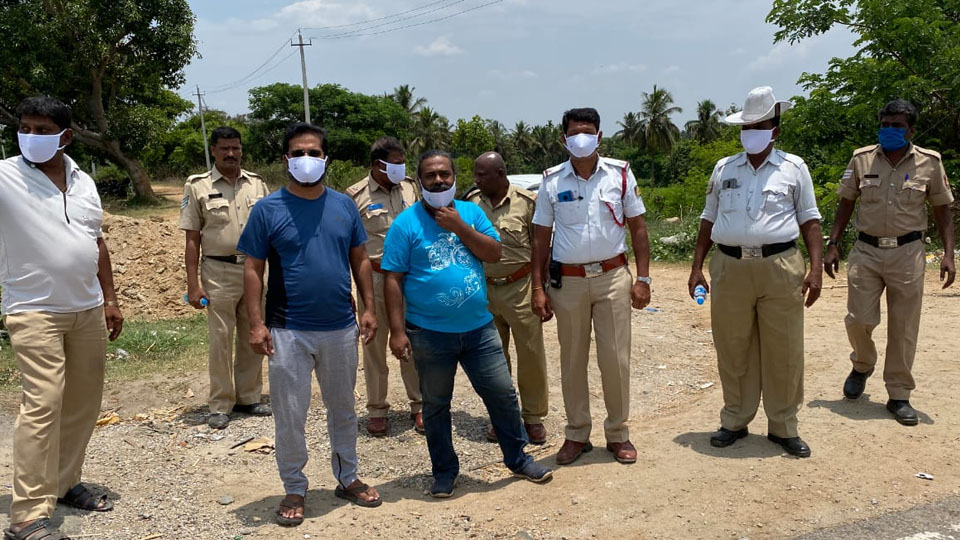 Nirvana Yoga Shala distributes masks to Policemen