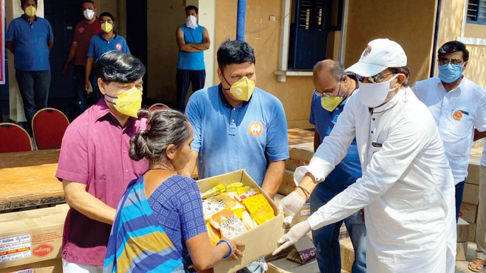 Jain Yuva Sanghatan celebrates Mahaveer Jayanti by distributing grocery to needy
