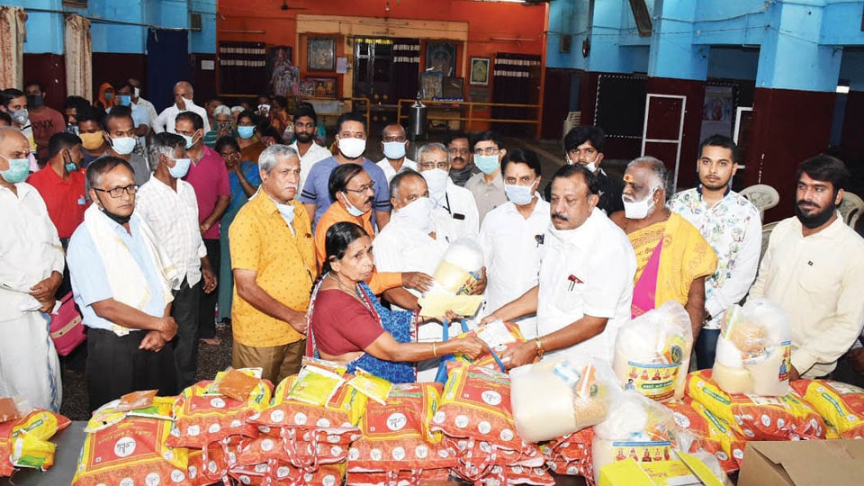 Brahmins Assn. distributes food kits to priests, community members