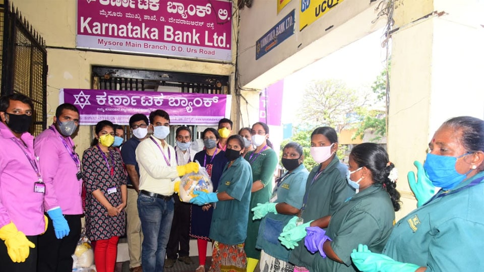 Karnataka Bank staff distribute groceries to Pourakarmikas