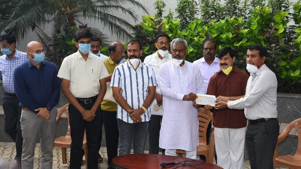 District Minister hands over Rs. 73.16 lakh for Zoo maintenance