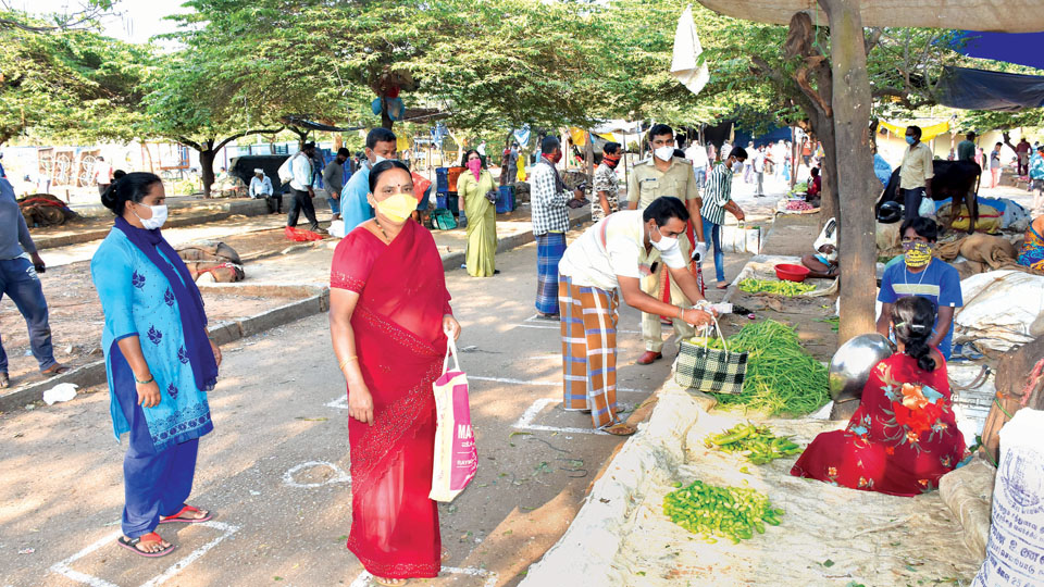 Cops, Corona Warriors launch drive for strict social distancing at Vegetable Markets