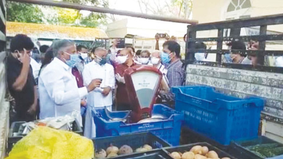 Minister launches vehicles to sell vegetables at doorstep