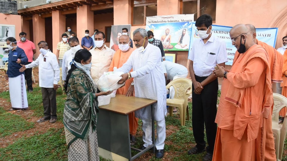 Sri Ramakrishna Ashram distributes Grocery Kits