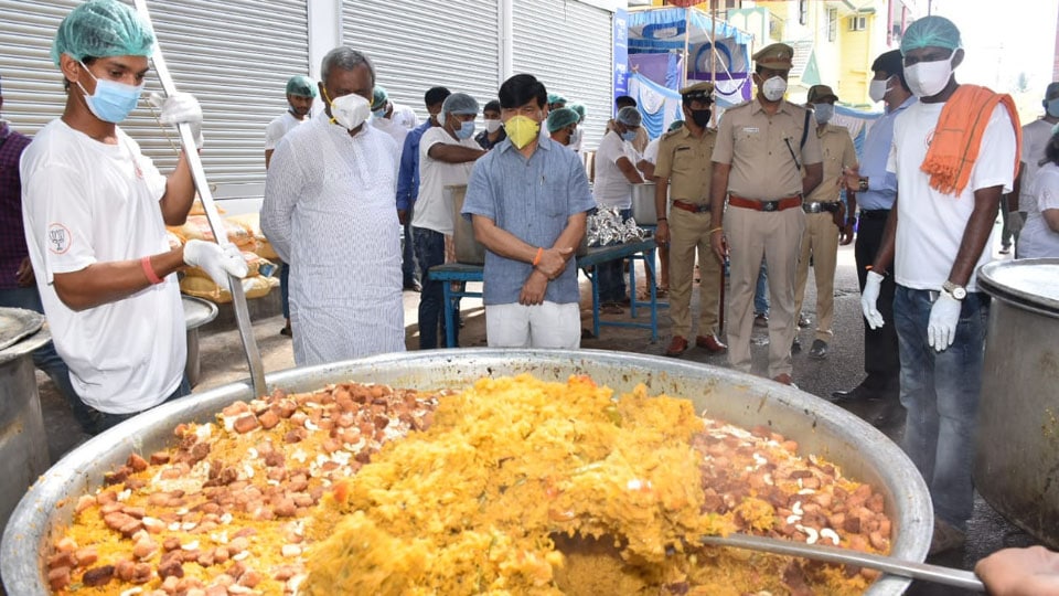 District Minister visits kitchen set up by MLA