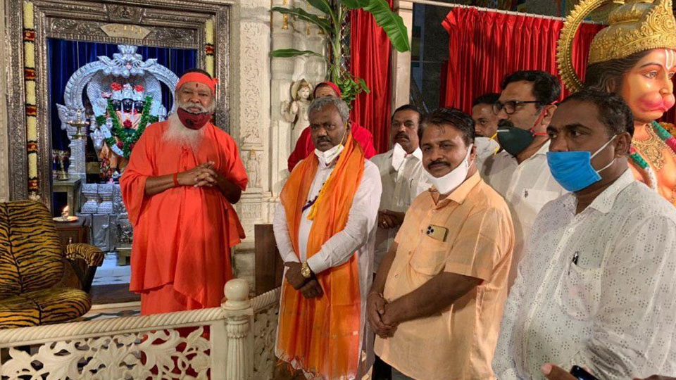S.T. Somashekar calls on Ganapathy Swamiji
