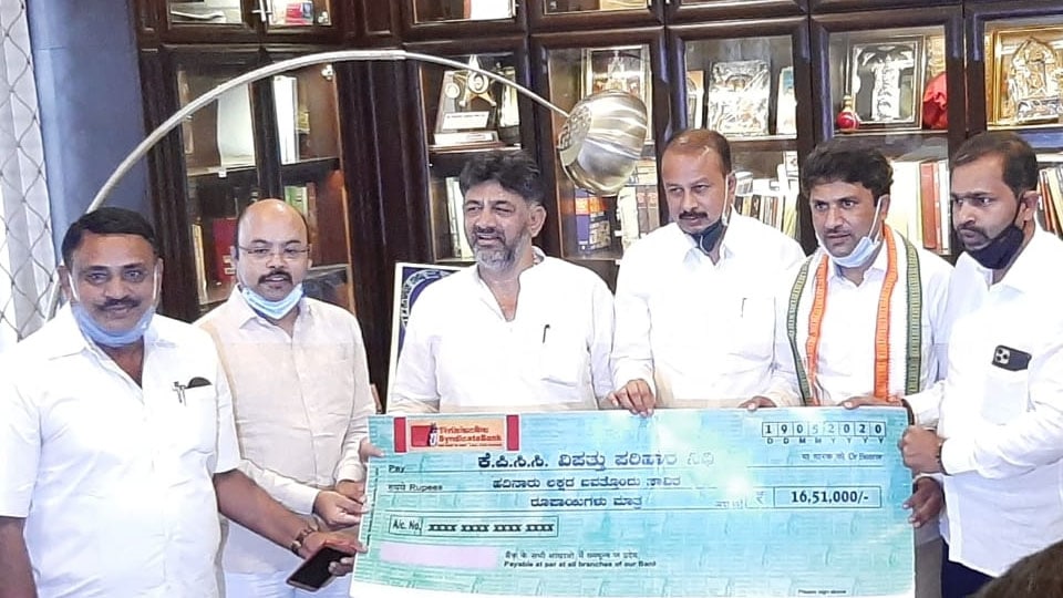 District Congress donates Rs. 16.51 lakh to KPCC Disaster Fund
