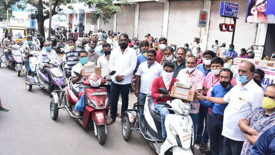 Sthanakvasi Jain Yuvas distribute grocery kits to physically challenged