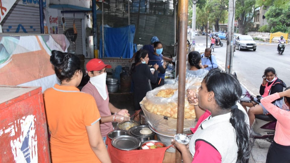 Public throng to savour chaats as roadside eateries open in city