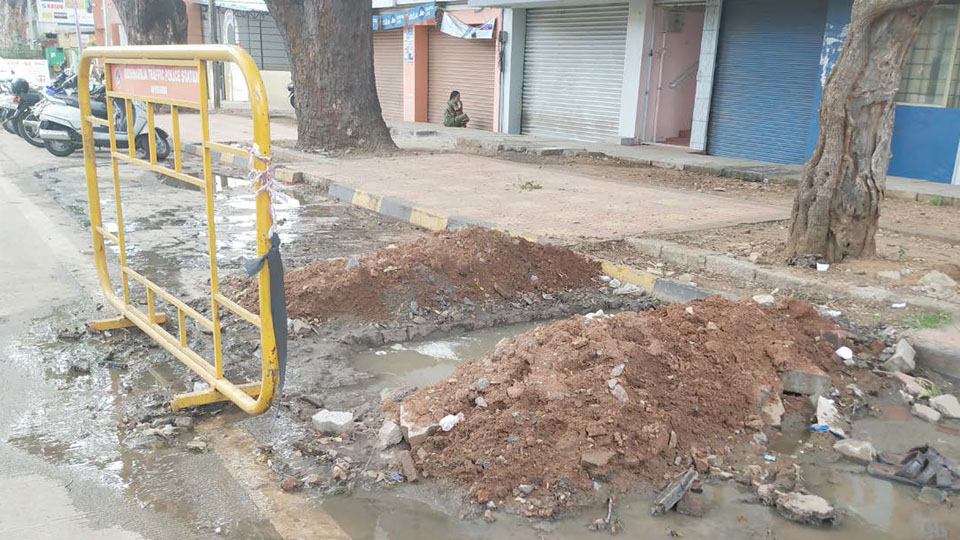 Unrepaired overflowing sewage manhole on Chamaraja Double Road