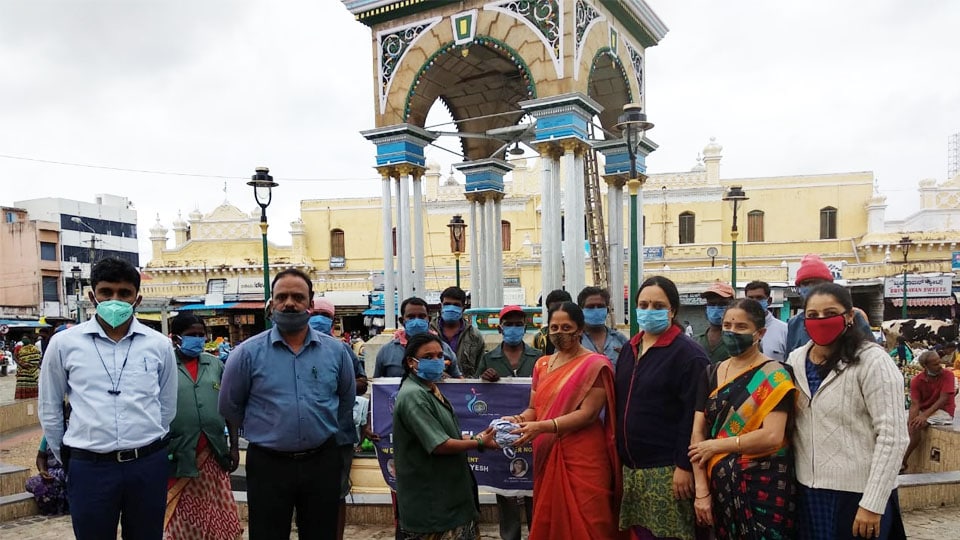 Inner Wheel Club of Mysore Central distributes masks to Pourakarmikas