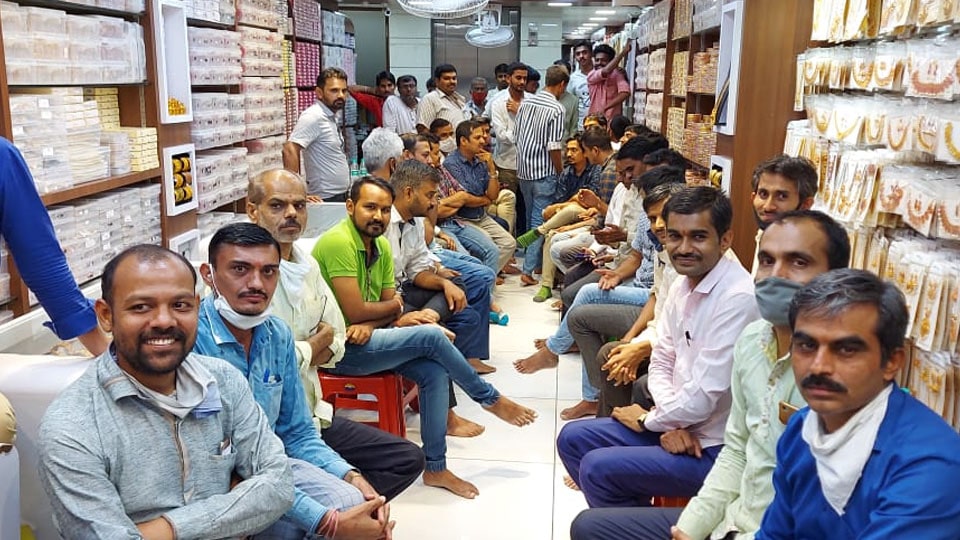 COVID effect: Mysuru bangle, bag, cosmetics wholesale traders to close on Sundays