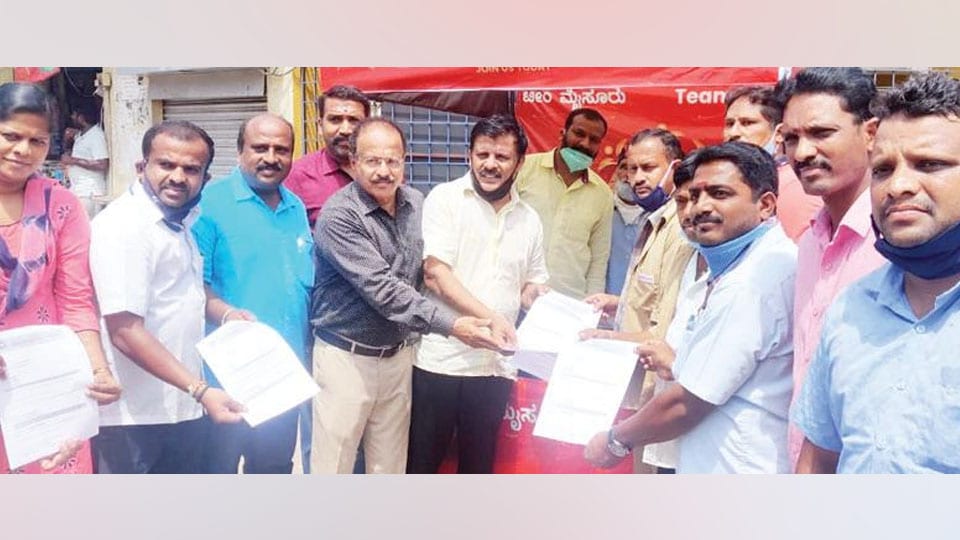Former Mayor Sandesh Swamy launches free form filling drive for auto and taxi drivers