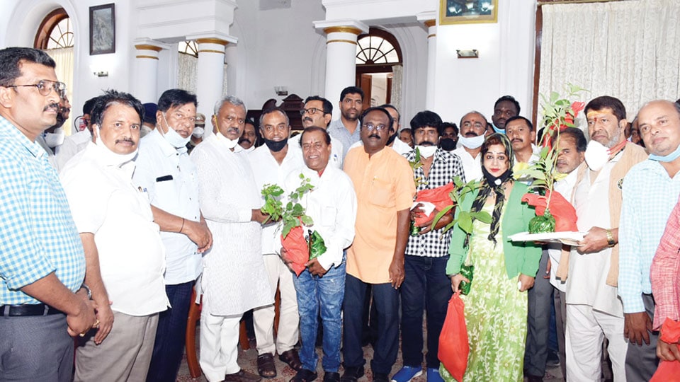 Financial aid provided to 30 supporting artistes of Kannada Film Industry