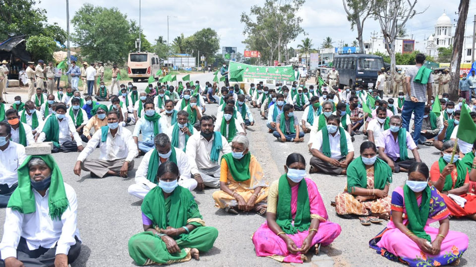Farmers block Nanjangud Road in protest against amendment to Land Reforms Act