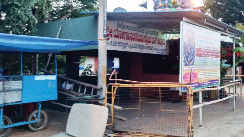 A bus shelter for no one at Vijayanagar