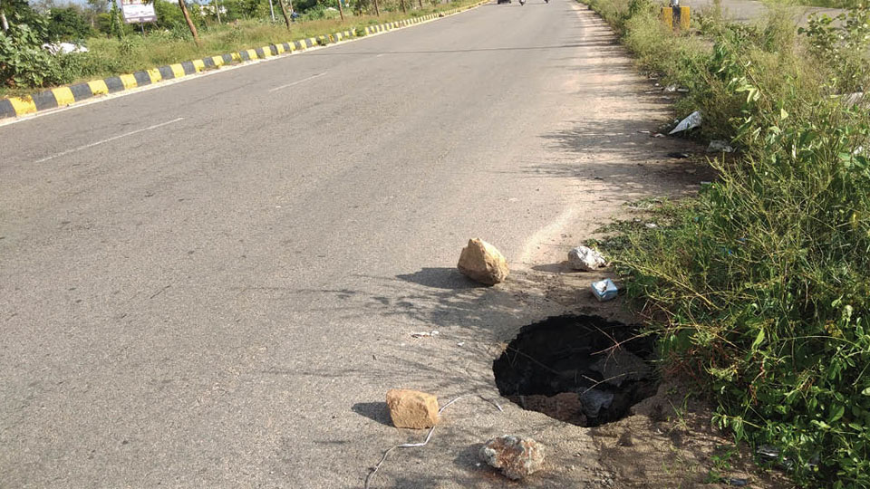 Portion of caved-in road posing danger at Vijayanagar