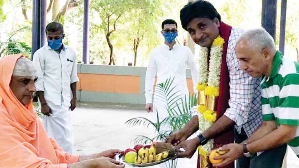 Javagal Srinath seeks blessings