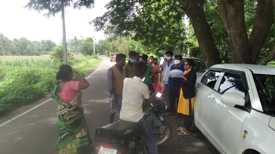 15 Bengaluru returnees denied entry to village in Mysuru; made to stand on road
