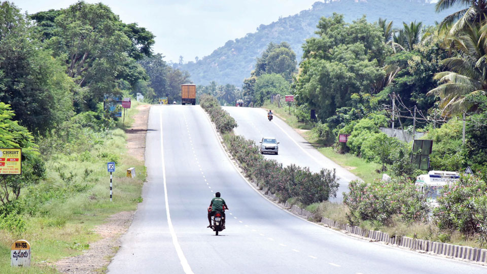 No visibility of road dividers at Nanjangud; No reflectors