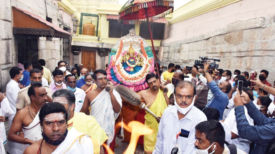 Nagalakshmi Alankara to deity marks second Ashada Friday at Chamundi Hill Temple