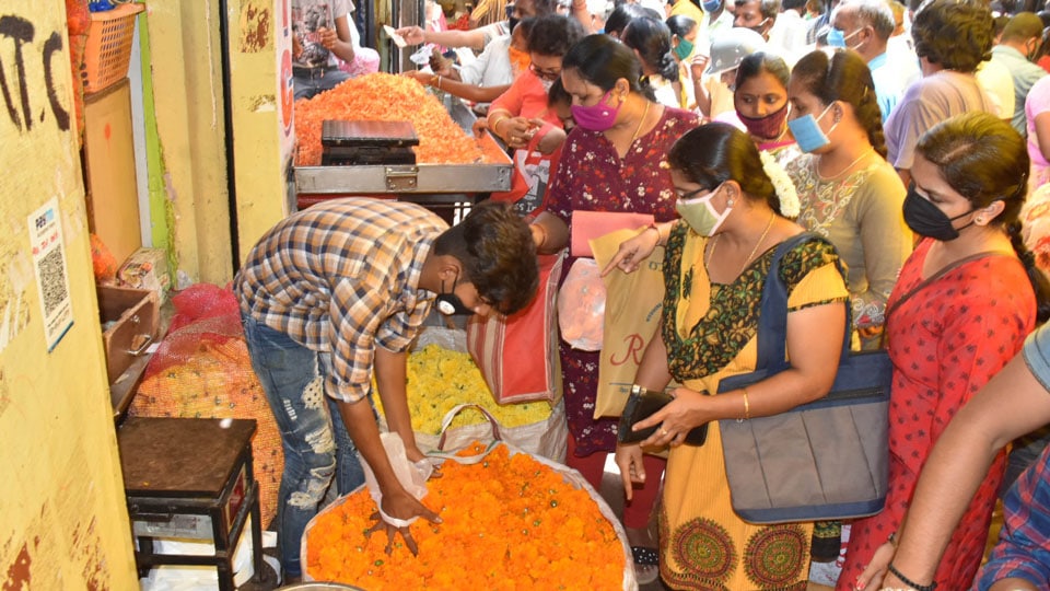 Rush at Devaraja Flower Market!
