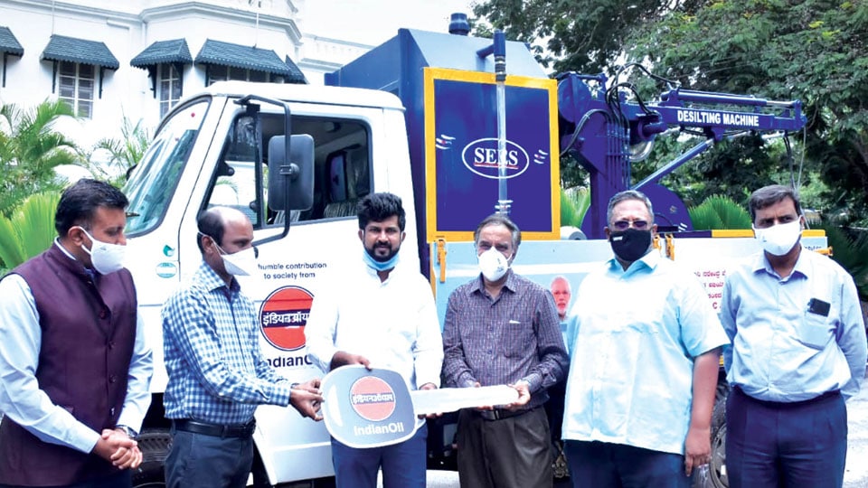 MP hands over cleaning vehicle to MCC