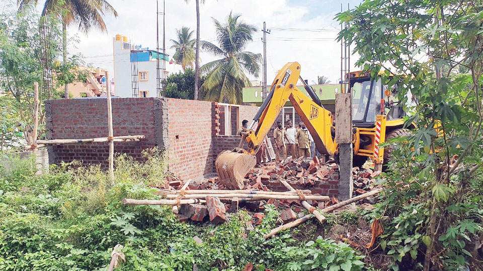 House built on Raja Kaluve in Metagalli demolished