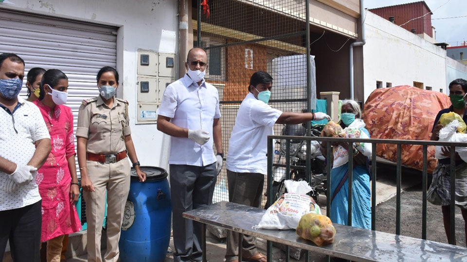 Corporator distributes grocery kits, vegetables at sealed-down areas
