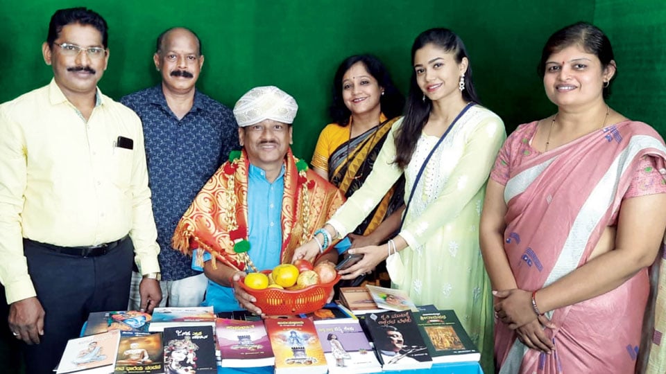 Pratibha Vedike felicitates writer