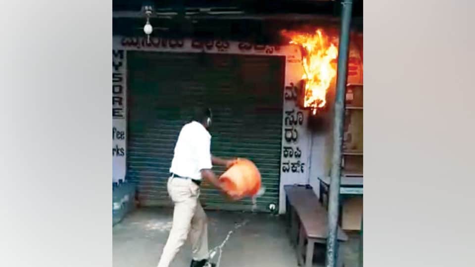 Police Constables’ presence of mind averts major fire mishap near Devaraja Market