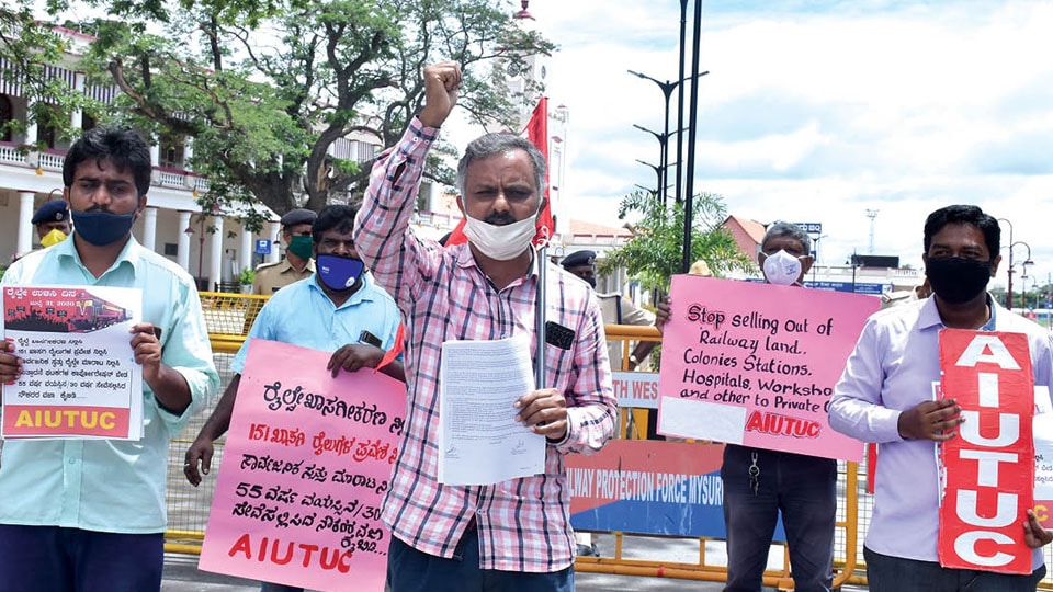 AIUTUC stages protest against Railways privatisation move
