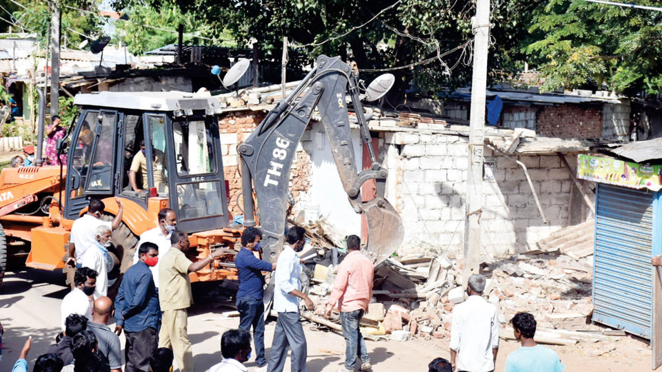 Roadside sheds demolished at Manjunathapura
