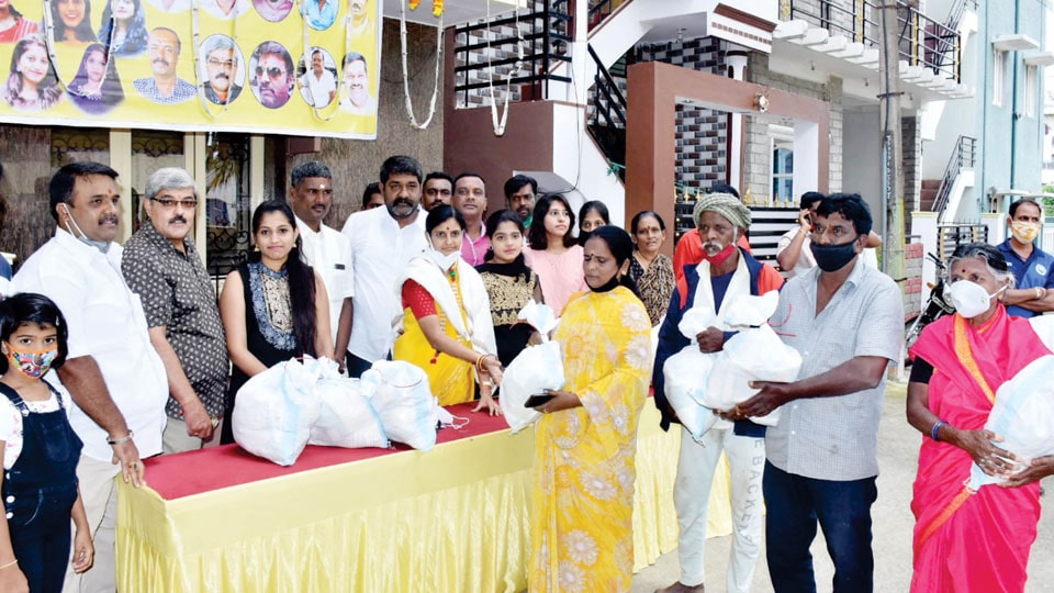 City Corporator distributes grocery kits, fetes Pourakarmikas on her birthday