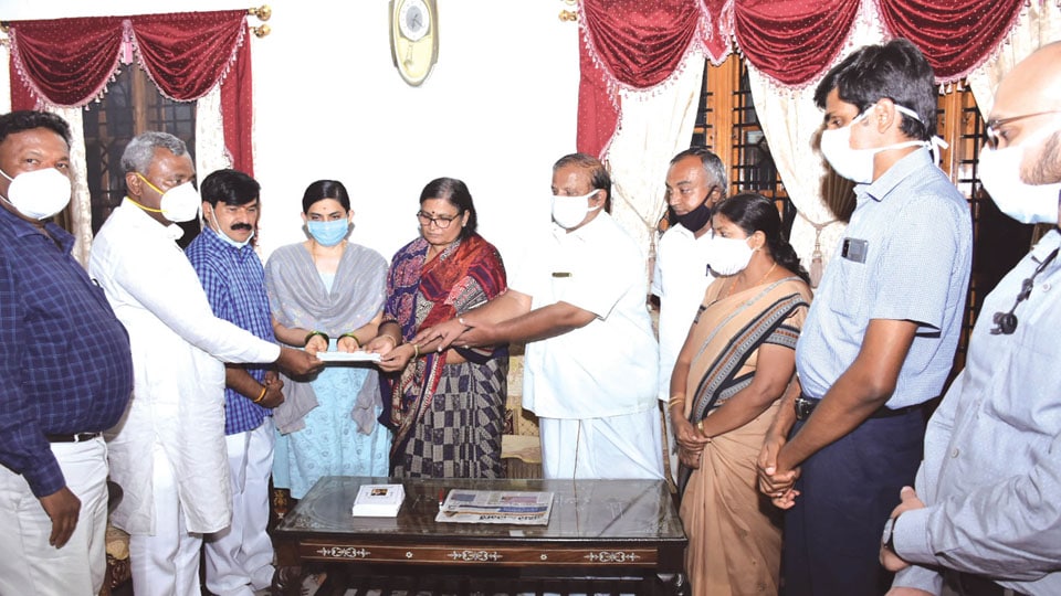 Rs. 50 lakh compensation cheque given to Nanjangud THO’s family