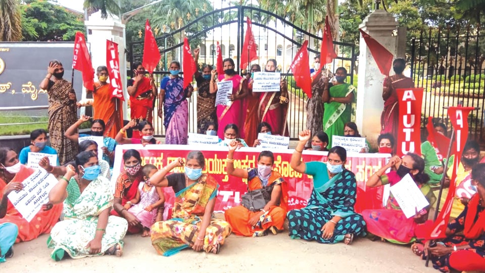 Mid-day meal workers seek payment of wages