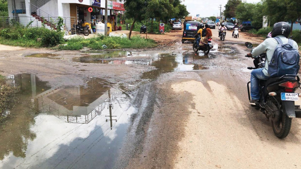 Overflowing manhole causing problems at Vijayanagar