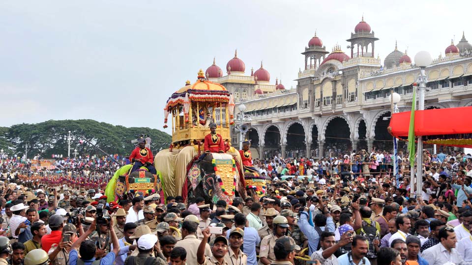 Will Centre allow 2,000 persons for Jumboo Savari inside Palace?